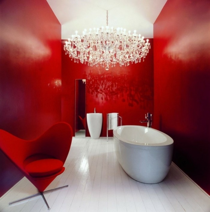 peinture-salle-de-bain-rouge-effet-spectaculaire-canapé-rouge-beignoire-à-poser-blanche-lavabo-colonne