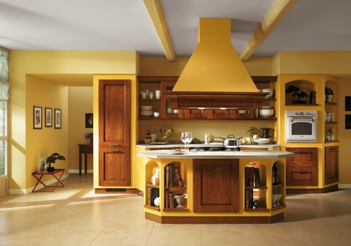 petite-cuisine-tres-accueillante-exemple-peinture-cuisine-jaune-cuisine-integree-meubles-en-bois