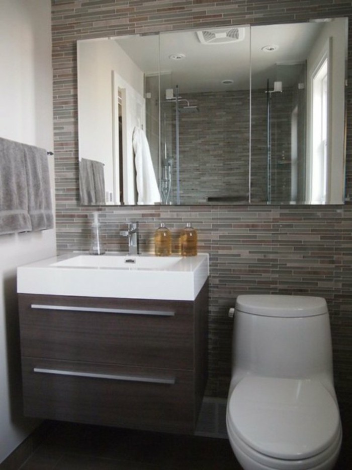 salle-de-bain-4m2-mur-en-carrelage-beige-fonce-miroir-design-mural