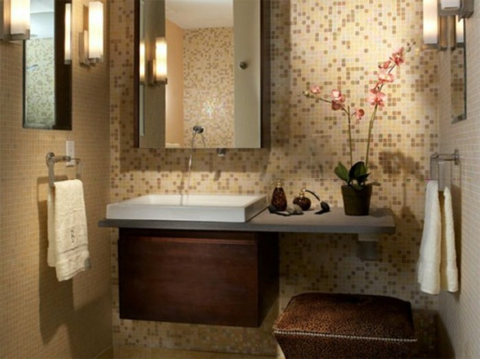 salle-de-bain-couleur-taupe-meuble-en-bois-fonce-fleurs-dans-la-salle-de-bain