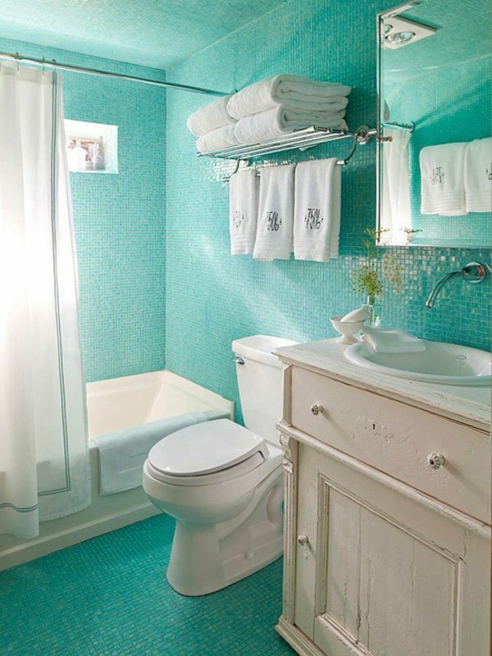 salle-de-bain-en-bleu-mur-et-sol-en-mosaique-bleu-baignoire-blanche-comment-meubler-la-salle-de-bain