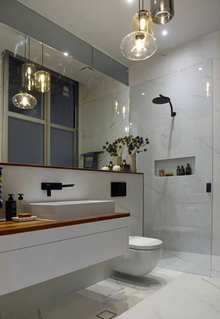 salle-de-bain-en-marbre-blanc-idee-salle-de-bain-petite-surface-comment-bien-l-amenager