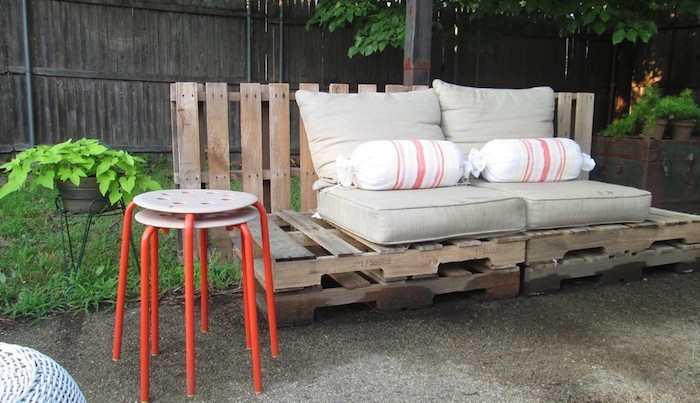 salon-de-jardin-en-palette-meuble-simple-fabriquer-canape-recycler