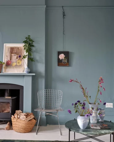 salon peint en gris bleu cheminee deco panier tresse table basse
