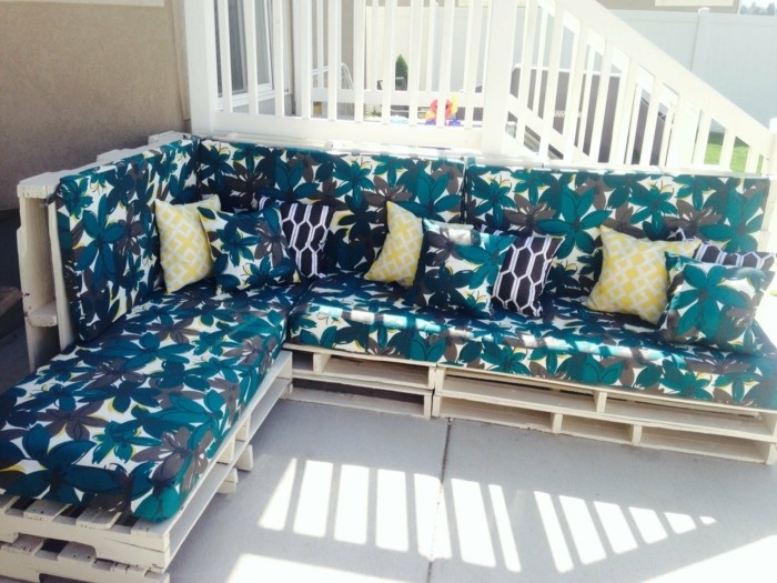 suggestion-canape-palette-parfait-pour-votre-salon-de-jardin-en-palette-assise-a-motifs-floraux, canapé fait maison d'angle