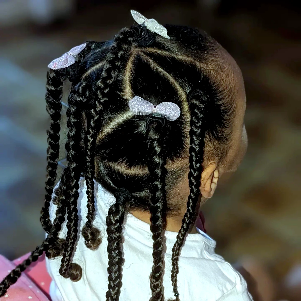 tresses africaines petite fille avec des accessoires noeuds