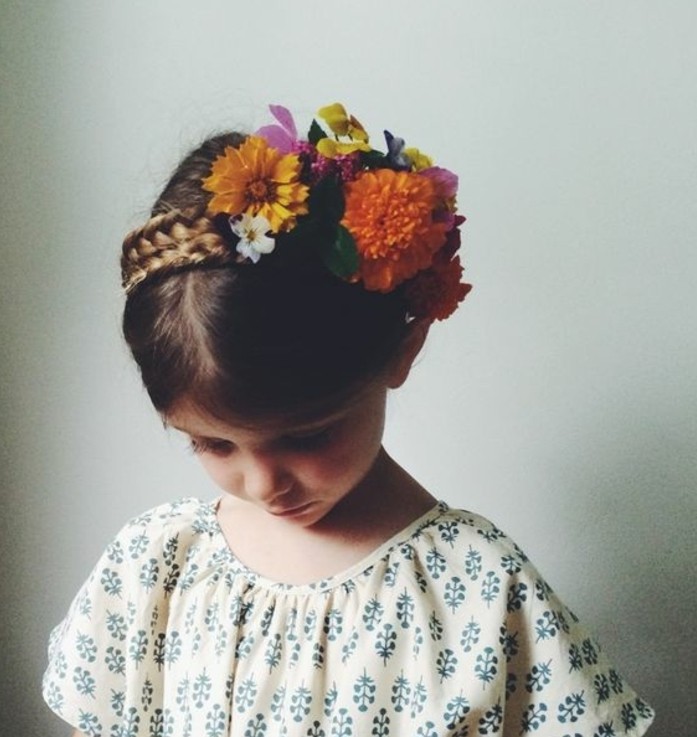 tres-jolie-coiffure-simple-et-elegante-avec-tresse-accessoire-fleurs-decoratives