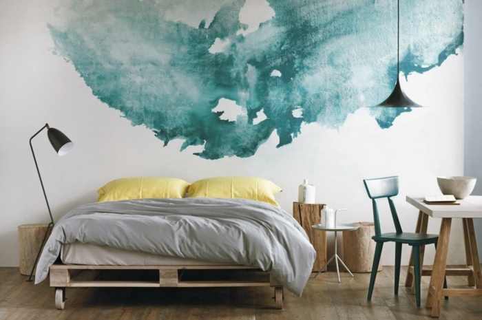 une-chambre-tres-ecolo-idee-comment-faire-un-meuble-en-palette-geniale-deco-murale-artistique