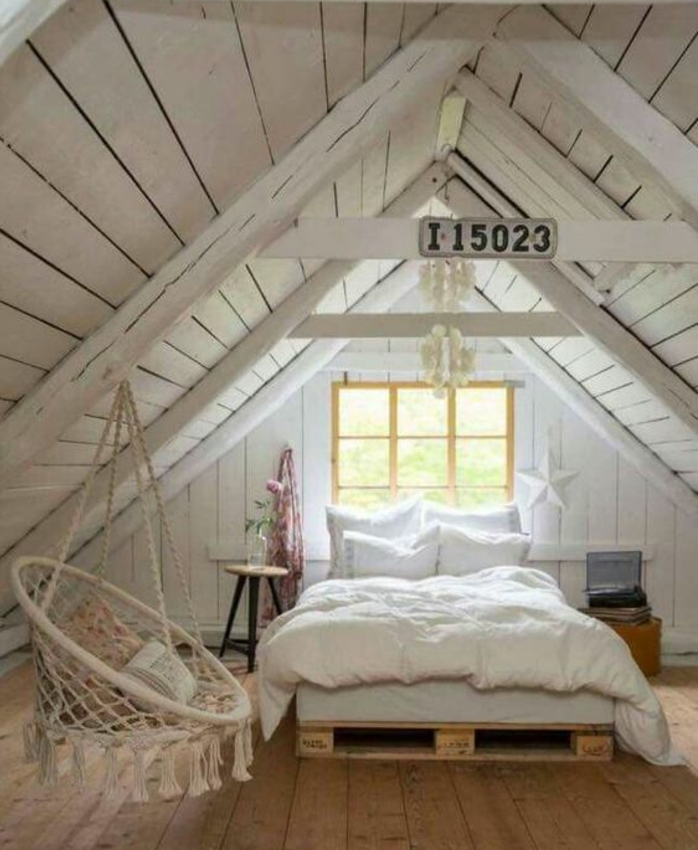 une-jolie-mansarde-amenagee-en-chambre-a-coucher-style-rustique-balancoire-suspendu-du-toit-meuble-en-palette-lit