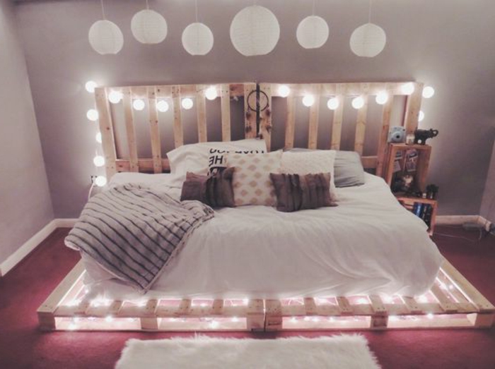 un-meuble-en-palette-idee-formidable-lit-avec-des-lumiere-entre-les-palettes-ambiance-romantiques