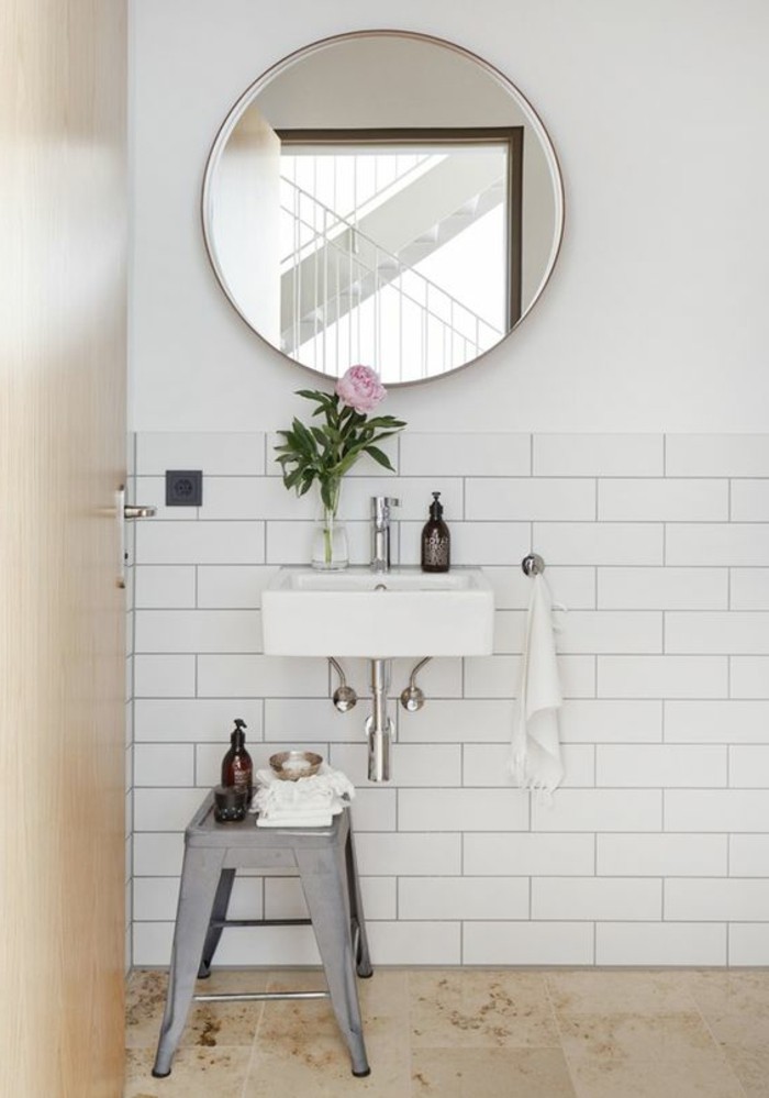 vasque-salle-de-bain-miroir-chaise-blanc-carreau-fleur