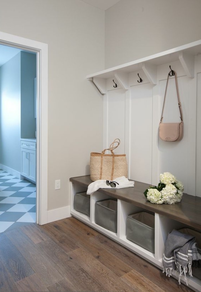 vestiaire-d-entree-sol-en-parquet-mur-en-gris-clair-idee-pour-bien-meubler-le-couloir