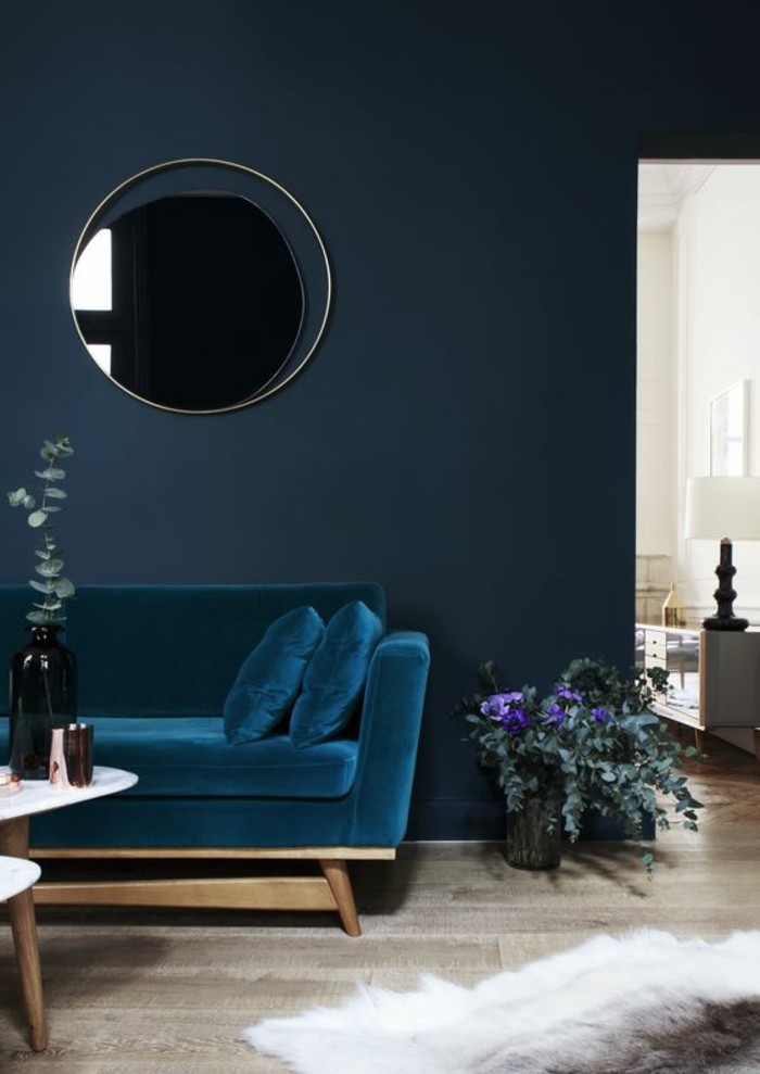 0-couleur-de-peinture-bleu-fonce-fauteuil-bleu-sol-en-parquet-quel-mur-peindre-en-couleur