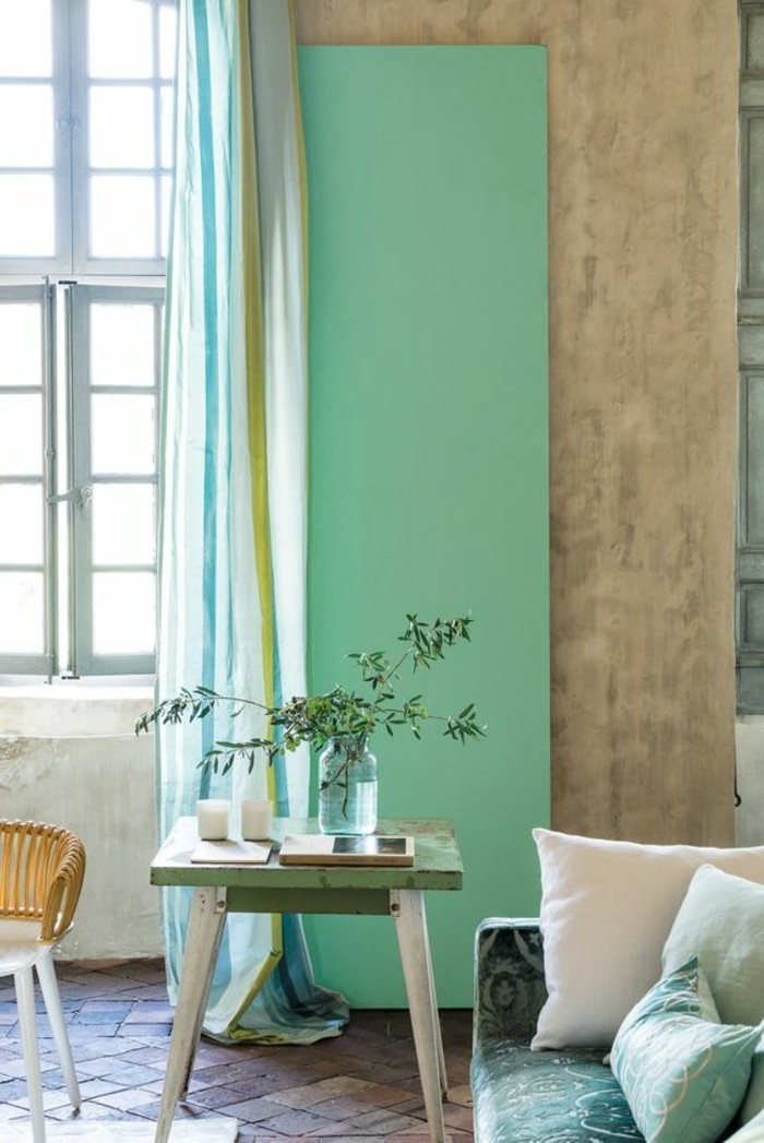 0-couleur-salon-mur-en-vert-bleu-table-en-bois-brut-meubles-salon-chic-fenetre-grande