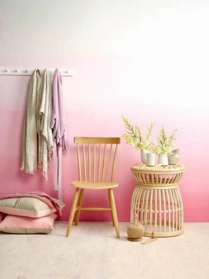0-mur-effet-ombre-en-rose-clair-meubles-en-bois-clair-sol-beige-table-basse-en-bois-clair