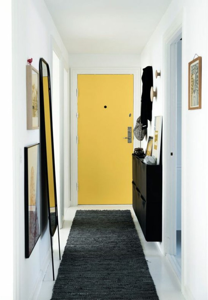 13-meuble-couloir-une-porte-en-jaune-un-tapis-noir-sur-le-sol