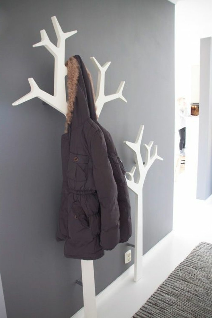 26-porte-manteau-mural-un-mur-gris