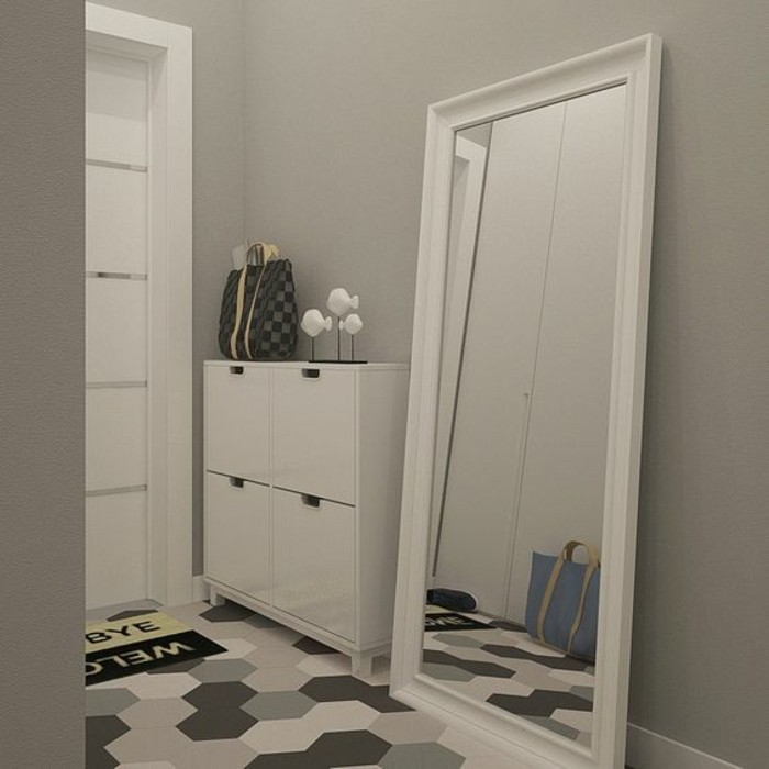 38-couloire-un-grand-miroir-un-placard-et-une-porte-dentree-blancs