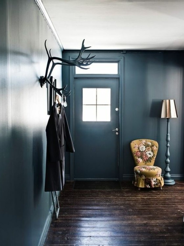 56-meuble-vestiaire-entree-des-murs-en-bleu-une-chaise-une-lampe-et-un-manteau-accroche