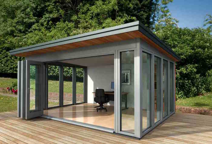 abri-de-jardin-pvc-design-ouvert-portes-verre-toit-plat