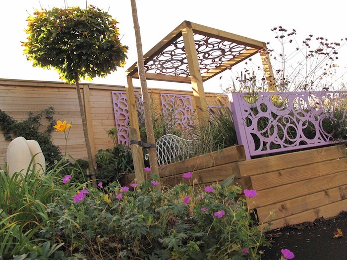 pergola-de-jardin-original-avec-terrasse-en-bois-metal