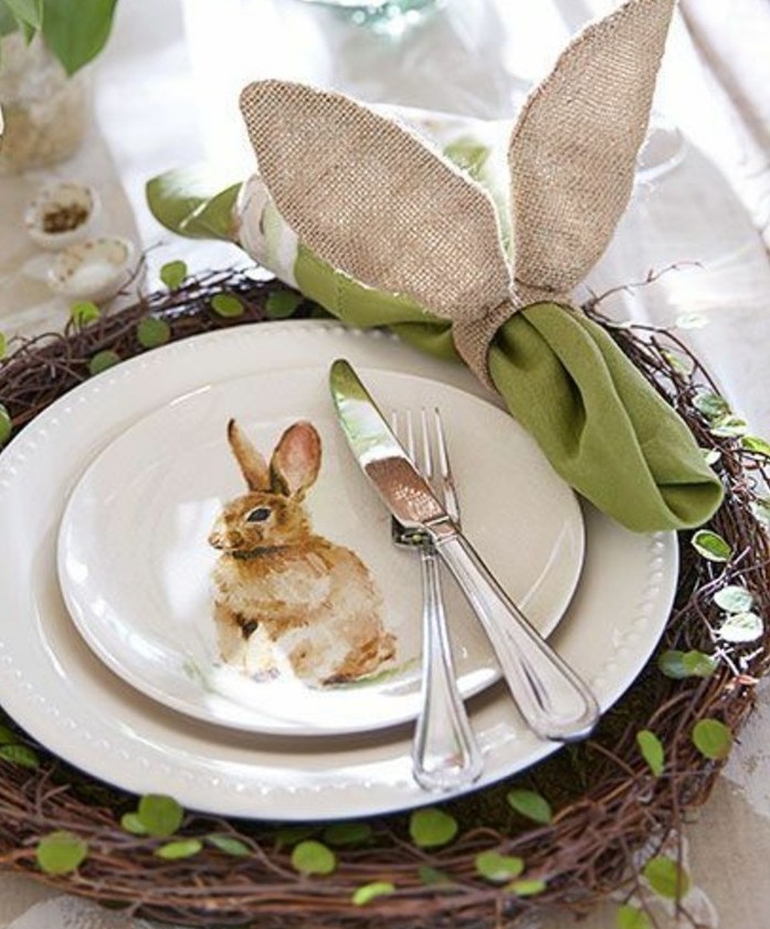 admirable-idee-deco-table-de-paques-qui-va-charmer-vos-invites-assiette-lapin-tres-jolie-pieces-de-vaisselle-poses-dans-un-nids