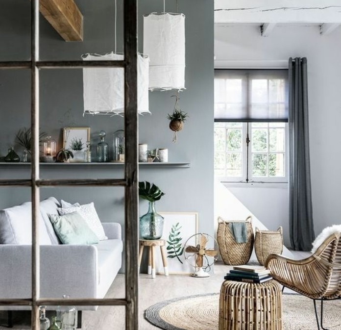 ambiance-tres-artistique-et-paisible-deco-salon-gris-canape-blanc-meubles-en-bois-abat-jours-design-interessant