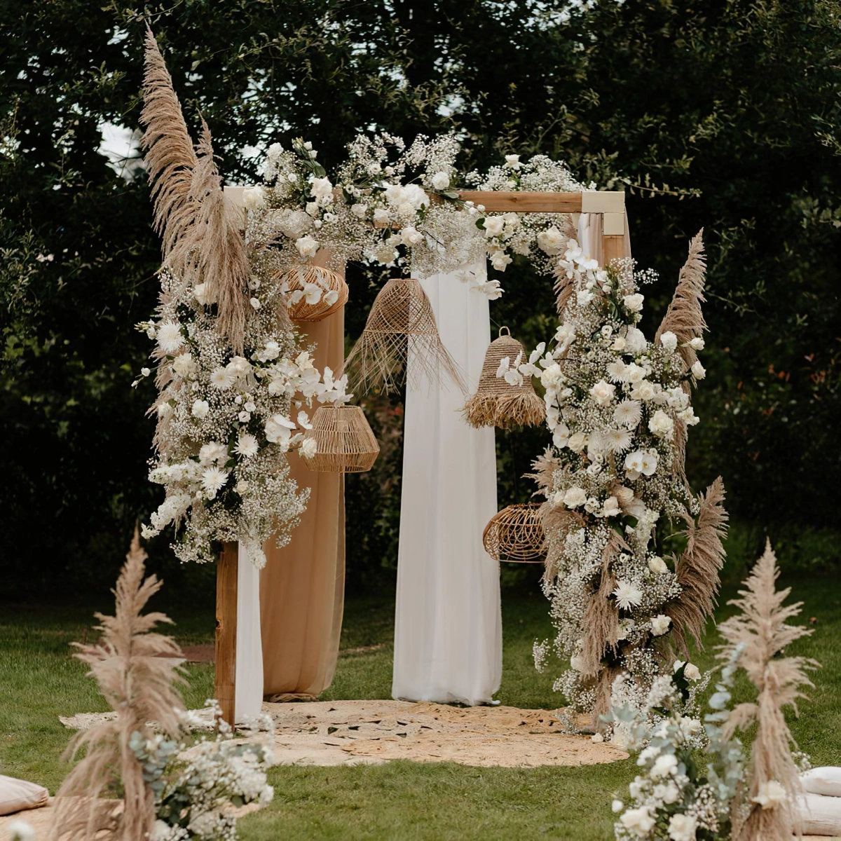 arche ceremonie mariage branches pampas herbe sechee fleurs blanches