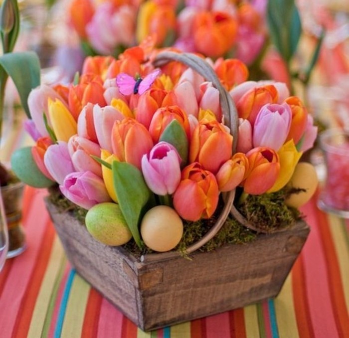 bac-a-fleurs-avec-de-jolies-tulupes-de-couleurs-differentes-et-oeufs-explosion-de-couleurs-douces