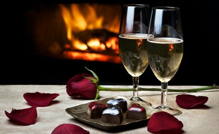 belle-et-adorable-idee-de-repas-romantique-diner-saint-valentin-vin-et-cheminee