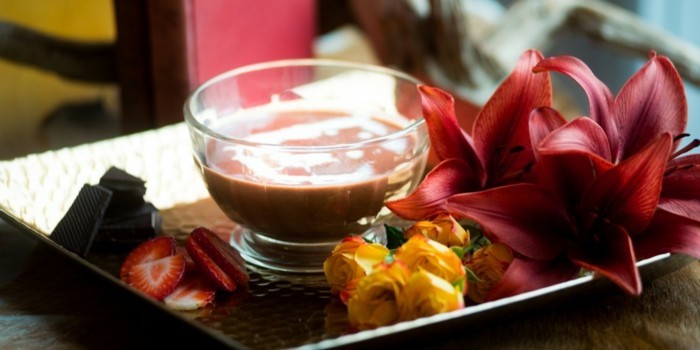 belle-idee-de-repas-romantique-diner-saint-valentin-fondue-et-fleurs
