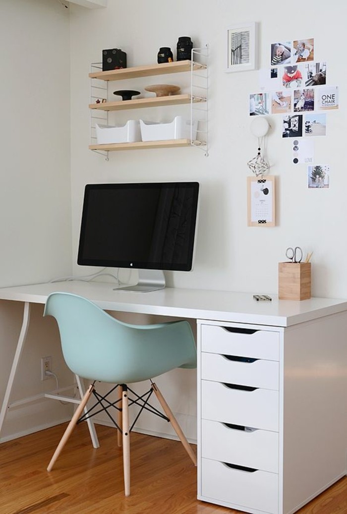 bureau-laque-blanc-bureau-ikea-et-chaise-scandinave-bleue