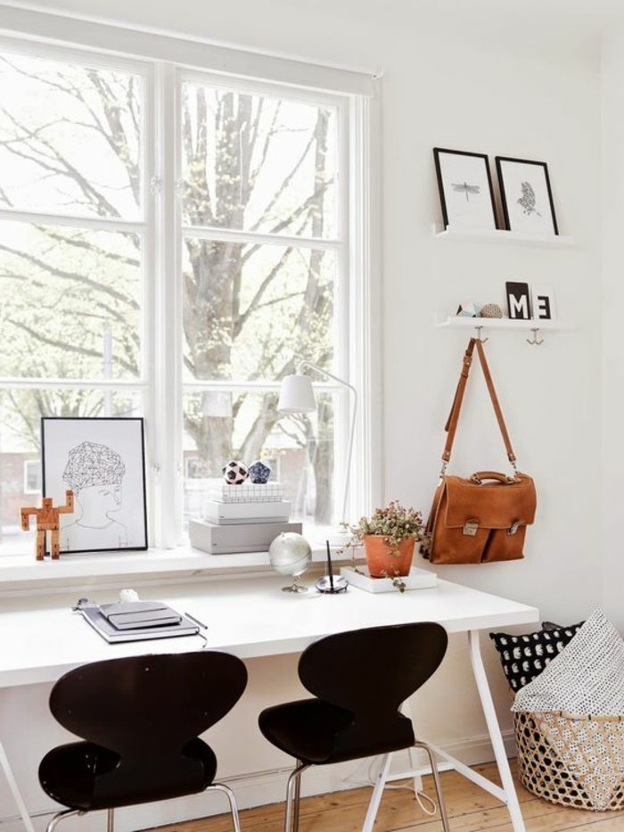 bureau-laque-blanc-deux-chaises-noires-et-bureau-long