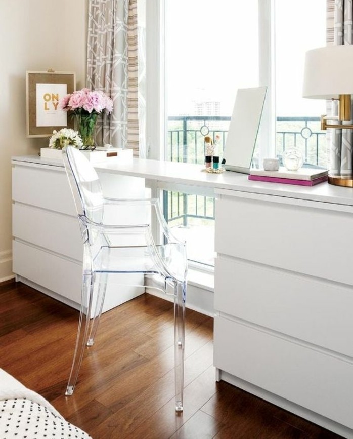 bureau-laque-blanc-dispose-pres-du-balcon-et-chaise-acrylique