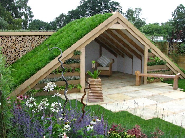 cabanon-de-jardin-design-bois-pelouse-toit-pente-pyramide