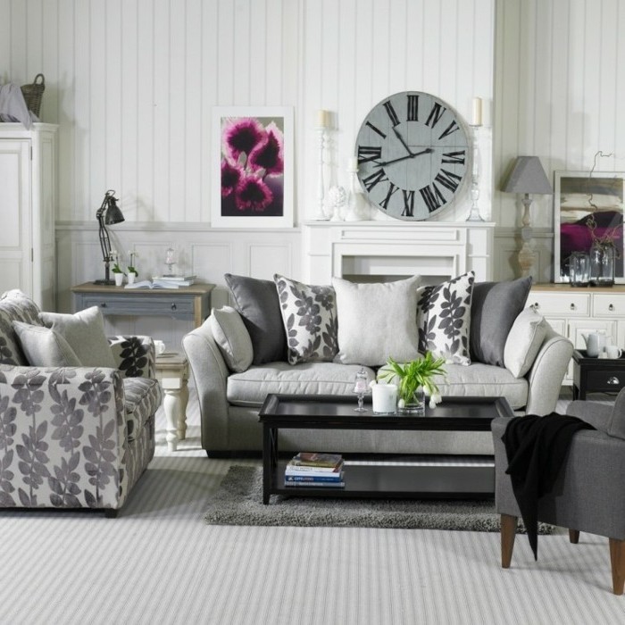canape-gris-fauteuil-a-motifs-floraux-peinture-murale-joli-horloge-vintage-touche-de-couelur-prune-table-noir-ambiance-cosy-vintage