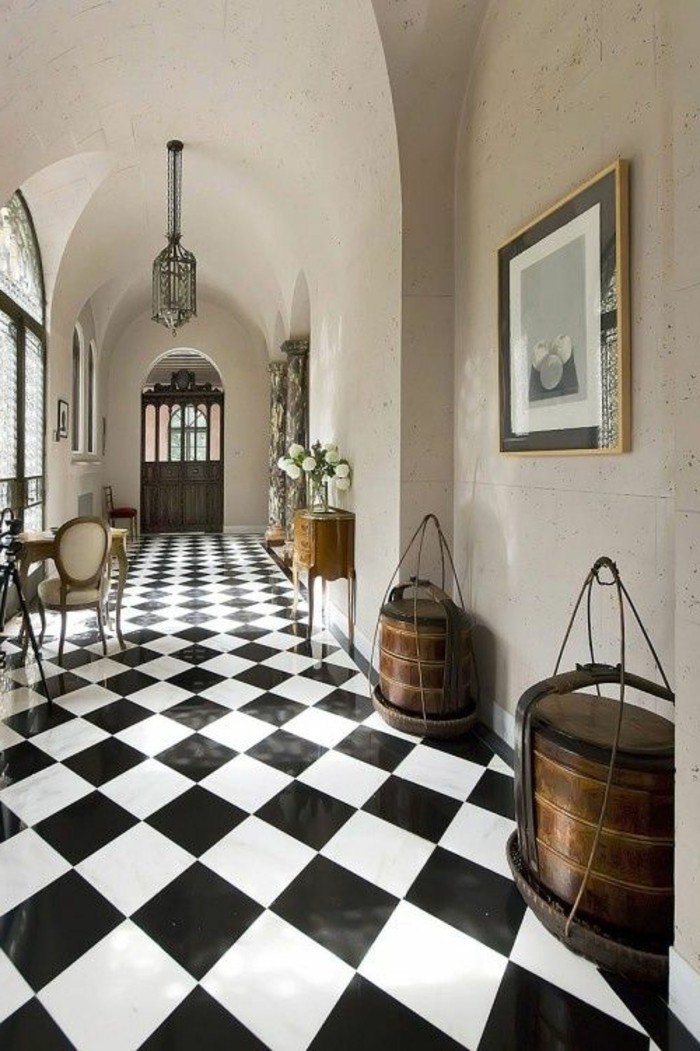 carrelage-damier-noir-et-blanc-couloir-original-tonneaux-de-vin