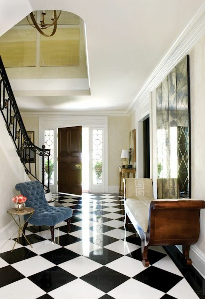 carrelage-damier-noir-et-blanc-entree-spacieuse-et-escalier