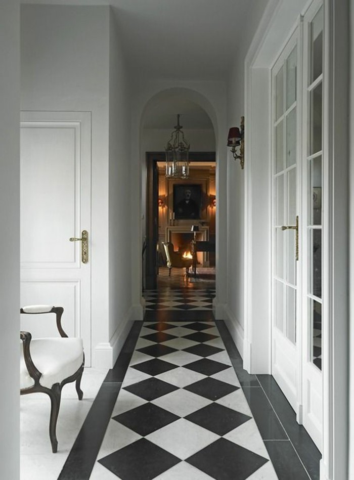 carrelage-damier-noir-et-blanc-long-couloir-deco-vintage