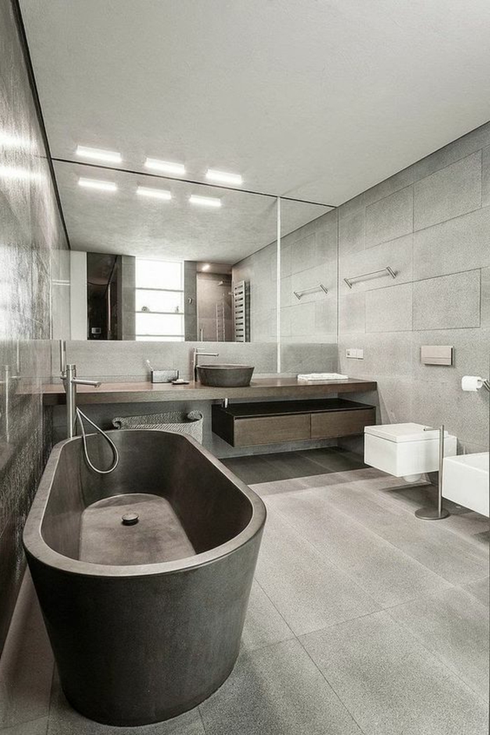 carrelage-effet-beton-grande-baignoire-grise-sol-aspect-beton-grande-salle-deau