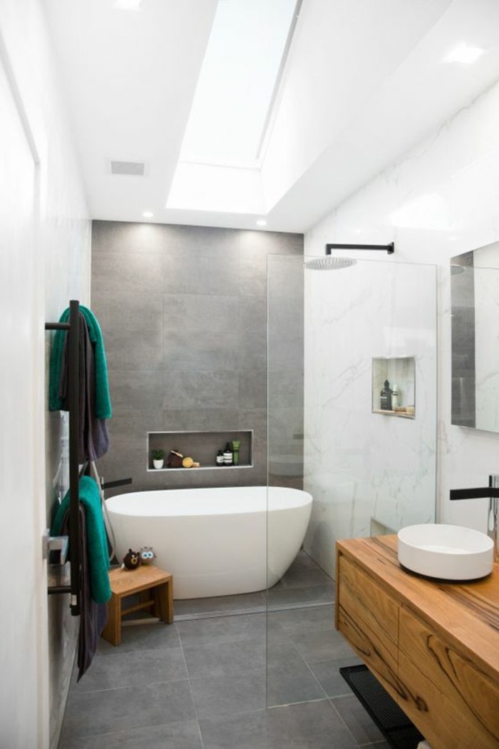 carrelage-effet-beton-salle-de-bain-gris-et-bois-vasque-et-baignoire-blanche