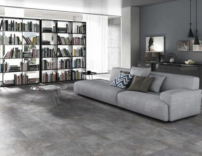 carrelage-effet-beton-sofa-moderne-et-etagere-bibliotheque-salon