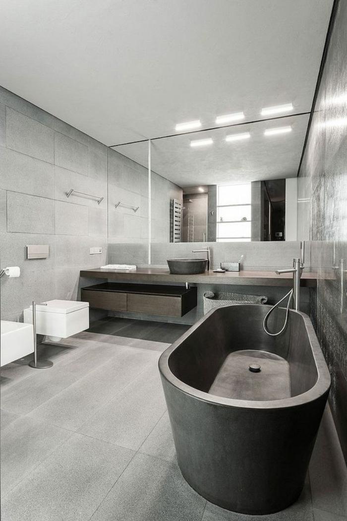 carrelage-gris-baignoire-a-poser-grise-et-meuble-sous-vasque-minimaliste-de-bois
