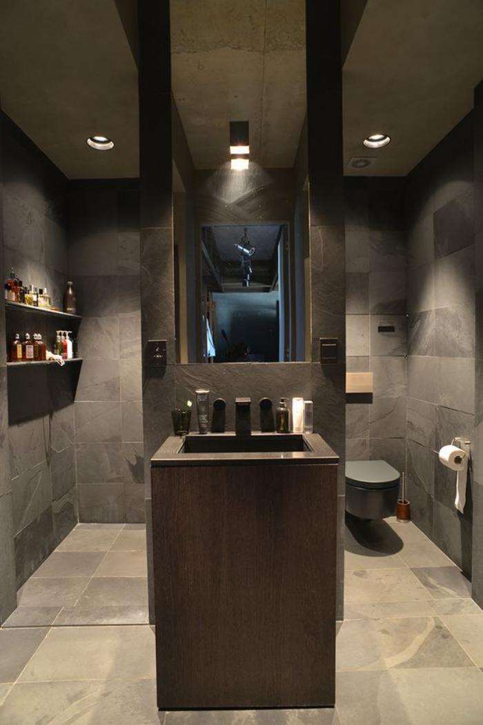 carrelage-gris-de-salle-de-bain-plan-lavabo-original-interieur-bois-et-gris