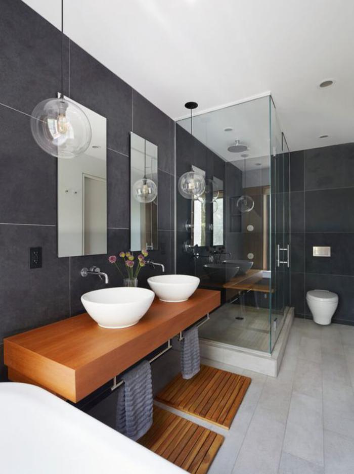 carrelage-gris-grande-salle-de-bain-de-luxe-avec-elements-en-bois