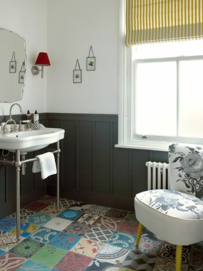 carrelage-patchwork-salle-de-bain-vintage-vasque-blanche-grande-fenetre
