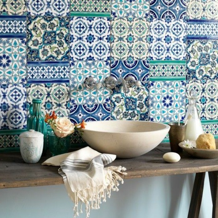 carrelage-patchwork-vasque-a-poser-blanche-et-carreaux-motifs-bleus