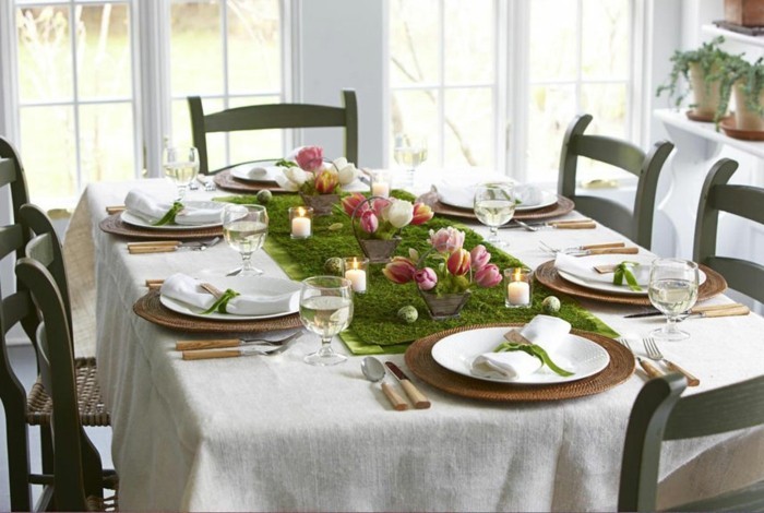 charmante-suggestion-de-table-de-paques-tres-jolie-un-centre-de-table-magnifique-petits-paniers-fleuris-couverts-discret