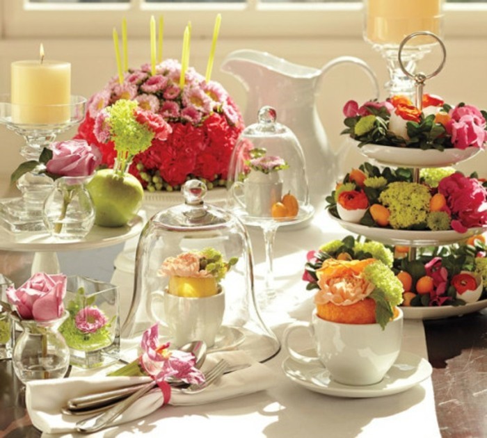 charmante-table-de-paques-arrangement-de-table-tres-esthetique-et-fleurs-extremement-jolies