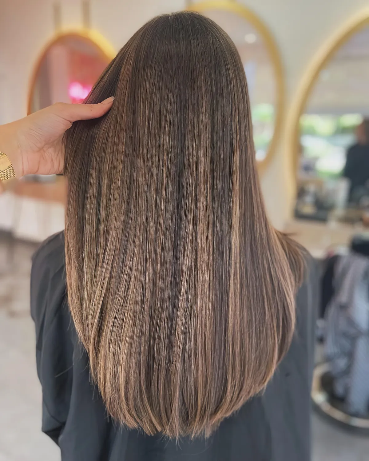 cheveux longs balayage meches caramel sur base chatain